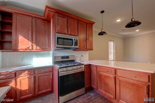 Building Photo - 2 br, 1 bath  - 763 Montgomery St