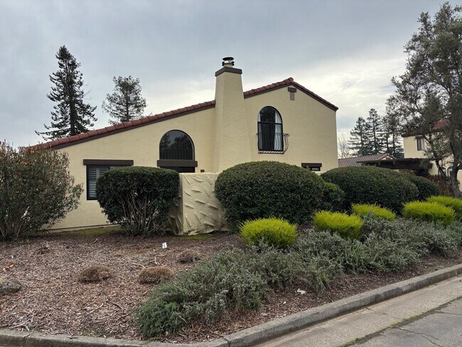 Building Photo - 810 Shady Oak Dr