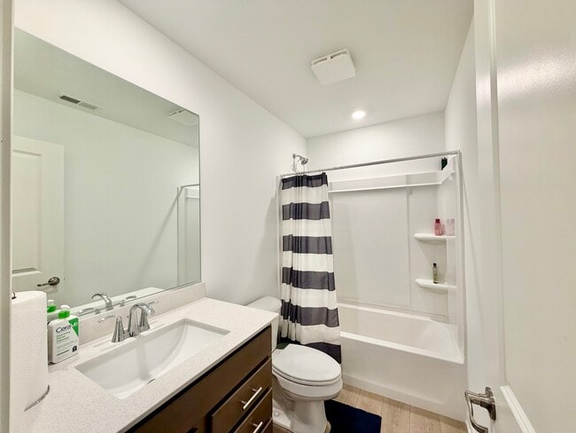 Building Photo - 331 Red Oak Cir