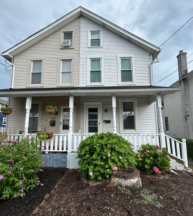 Building Photo - Move-In Ready: Modern & Stylish Fully Reno...