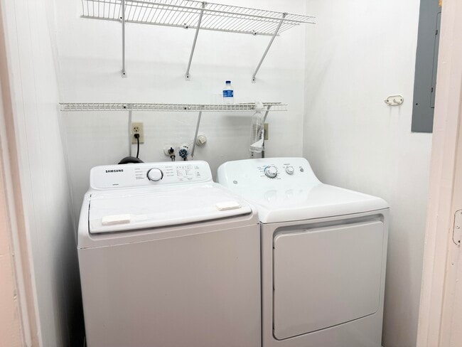 Building Photo - 1156 Grandview Cir