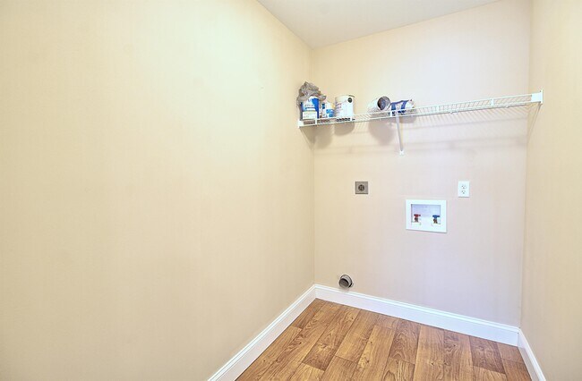 Building Photo - 41 E Clay St