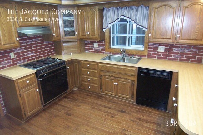 Building Photo - 3030 S Greenbrier Ave