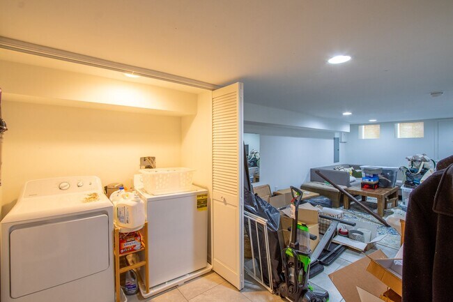 Building Photo - Beautiful Point Breeze Townhome