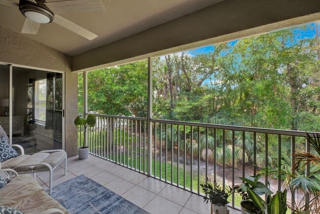 Building Photo - 3/2 Condo available in Emerald Bay!