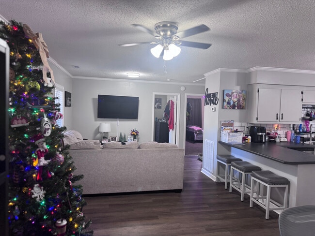 Building Photo - 102 Gracie St