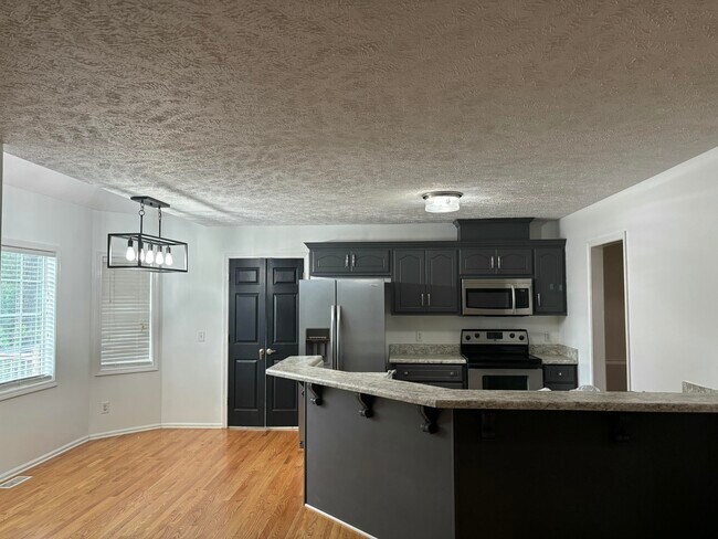 Building Photo - 105 Mustang Dr