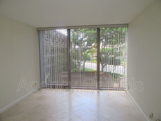 Building Photo - 425 South St