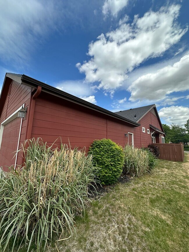Building Photo - 3 Bedroom 2 Bath Home, New Paint, New LVP ...