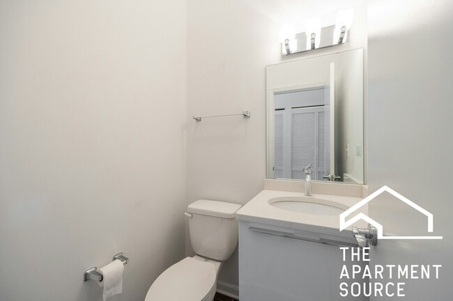 Building Photo - 2700 W North Ave