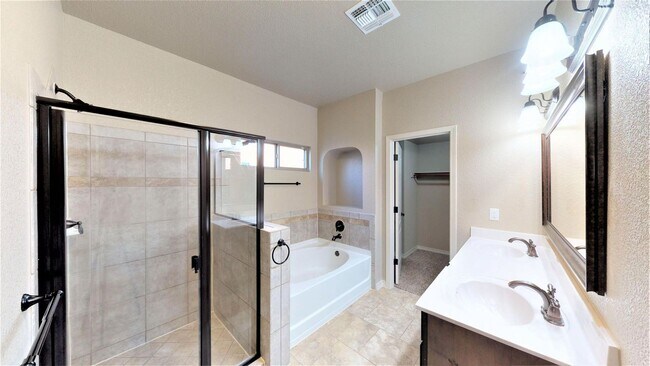 Building Photo - Stunning home 3 bedroom, 2.5 bathroom in West El Paso!