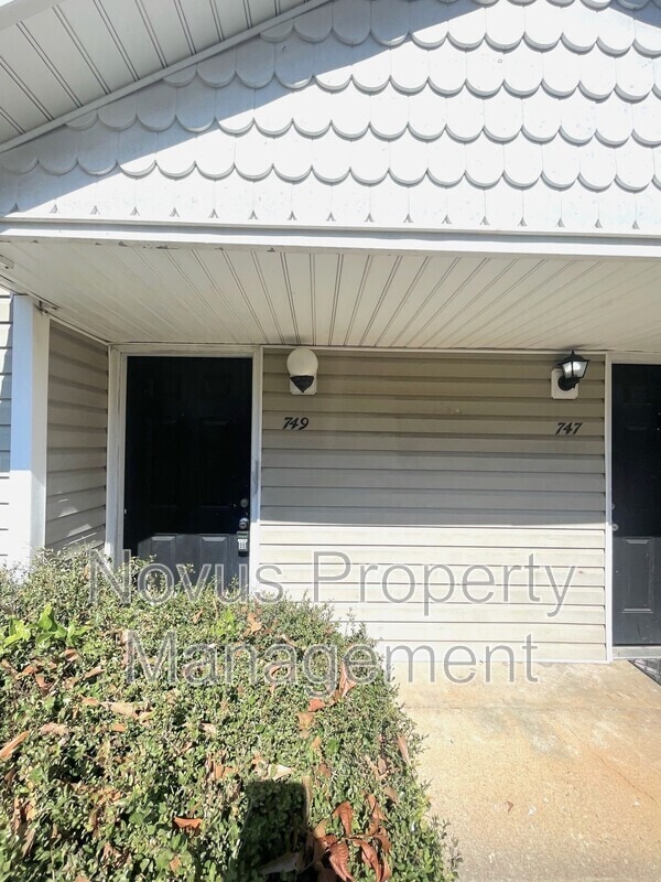 Building Photo - 749 South St