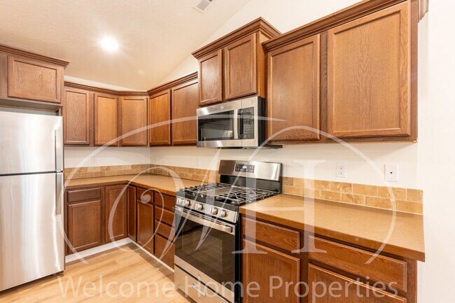 Building Photo - Single Story 3 Bedroom Home with Gas Fireplace and Covered Patio