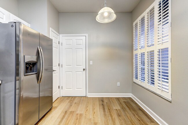 Building Photo - Spacious New Tampa 2 Bedroom, 2.5 Bath Tow...