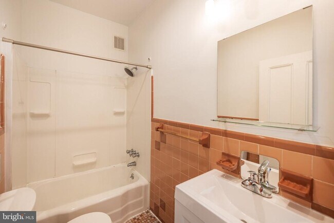 Building Photo - 206 S 43rd St