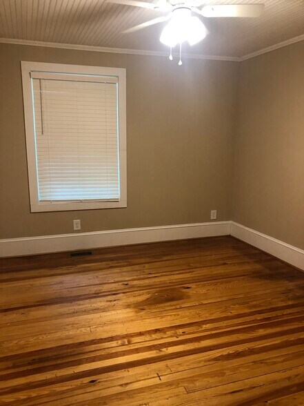 Building Photo - 206 Lake Sylvia Rd