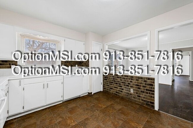 Building Photo - 1/2 month free if moved in by 1/25/26!! Move-in ready!!