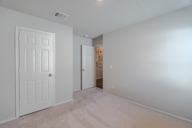 Building Photo - 26106 Halwell Mnr Ln