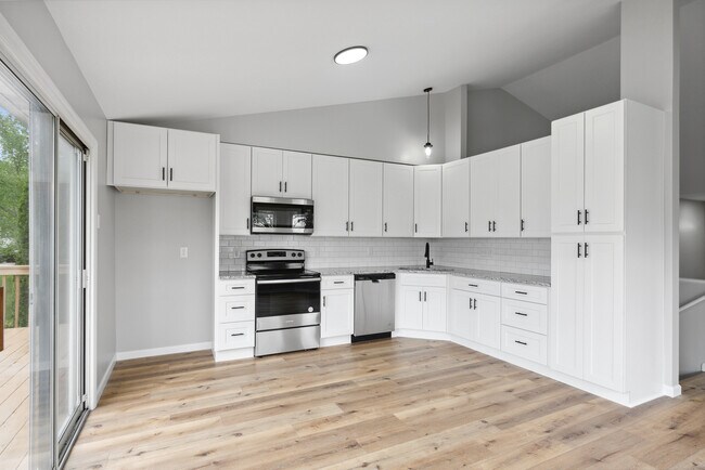 Building Photo - 103 Village Circle Dr