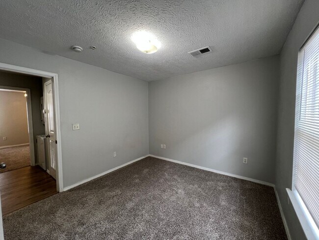 Building Photo - 105 Garden Cir