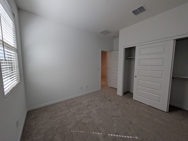 Building Photo - 4 Bedroom 3 Bathroom Home