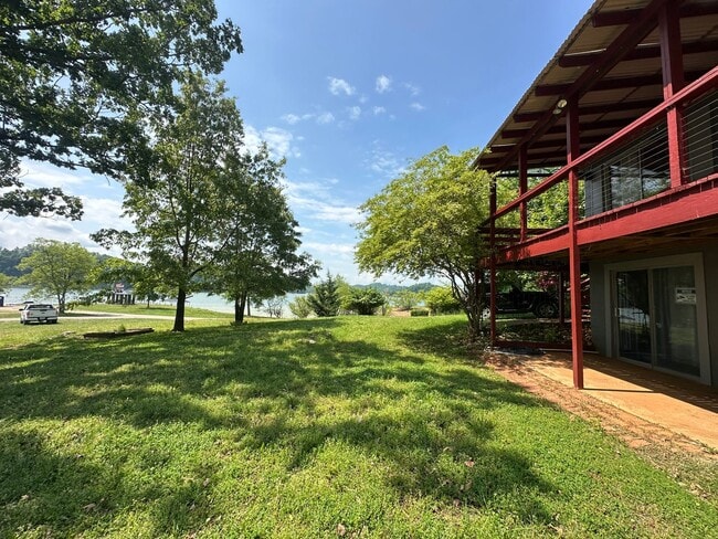 Building Photo - Lakefront Living with Stunning Views