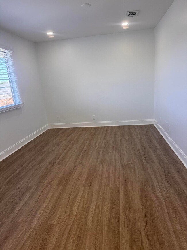 Building Photo - 805 Tiffany Dr W