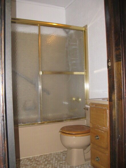 Main Bath - 3718 N 700 W