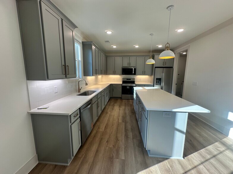 Building Photo - 402 Phillips Ave