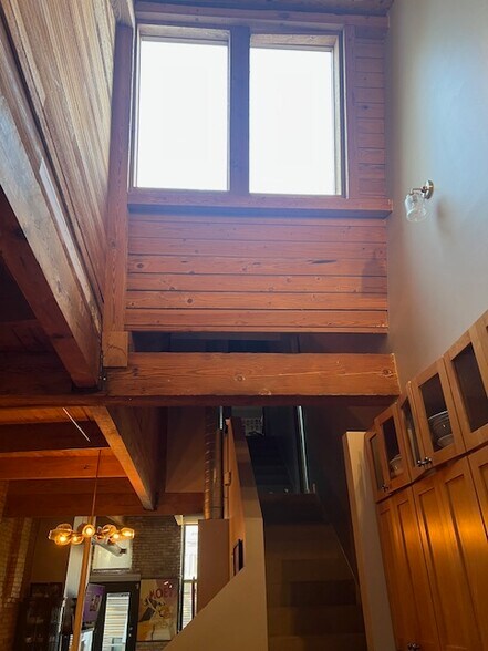 Building Photo - 1140 W Cornelia Ave