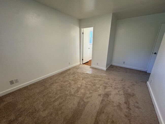 Building Photo - Perez- Sandalwood