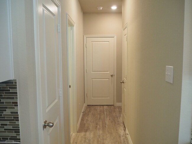 Building Photo - Like NEW 3 Bed 3 Bath Townhouse in Denton