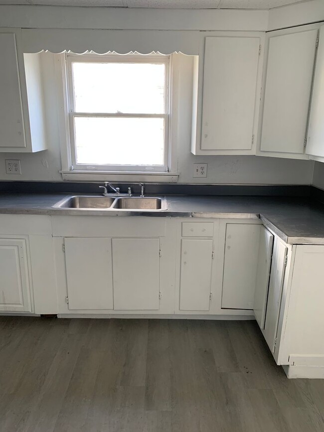 Building Photo - 4 Bedroom Single Family House
