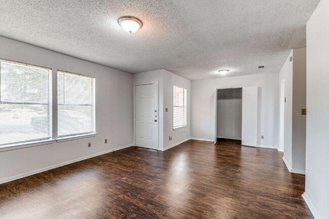 Building Photo - Stylish Half-Duplex in Arlington