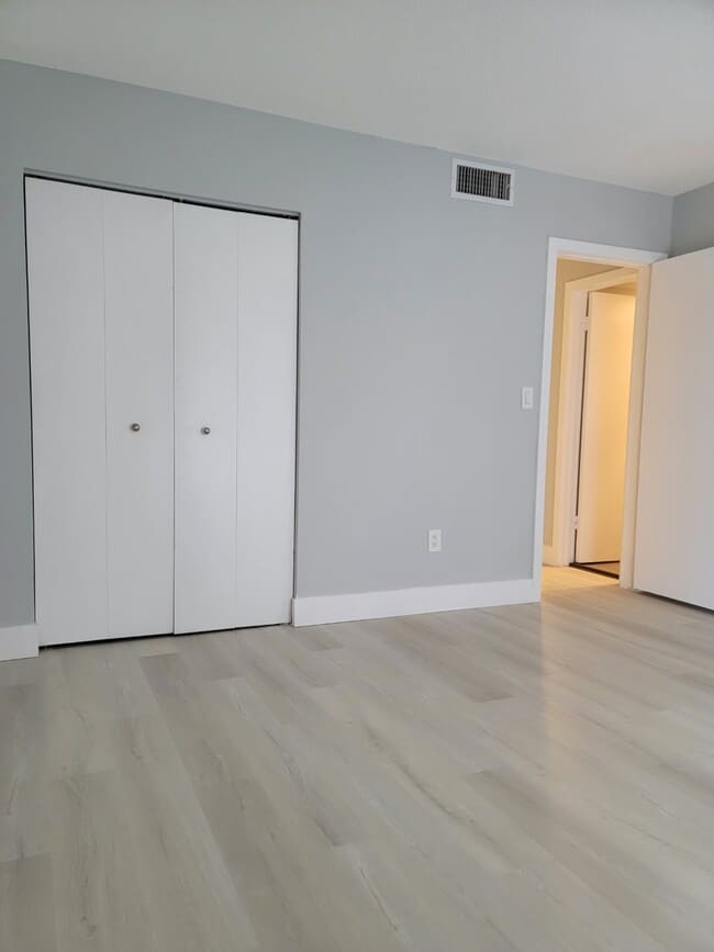 Building Photo - 10790 N Kendall Dr