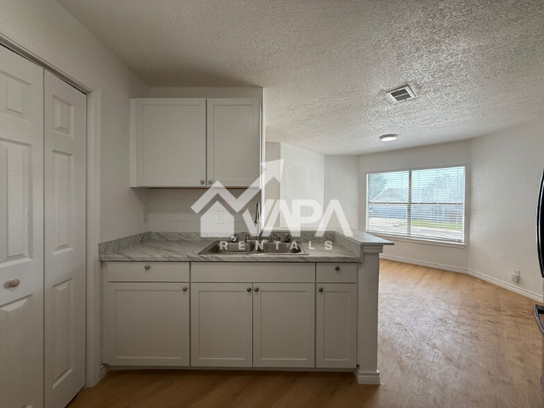 Building Photo - 4103 Sunrise Glade Dr