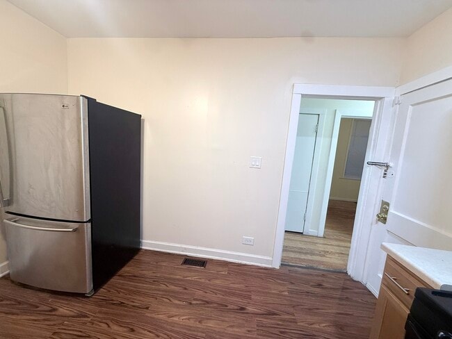 Building Photo - 7157 S East End Ave