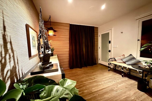 Building Photo - 2066 Glencoe Way