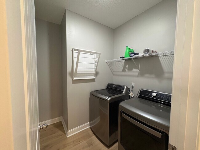 Building Photo - MOVE IN SPECIAL: $1000 OFF 1ST MONTH'S RENT!**