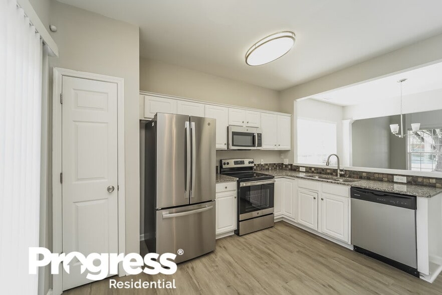 Building Photo - 10453 Roundleaf Dr