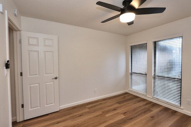 Building Photo - Beautiful corner halfplex available now for rent!