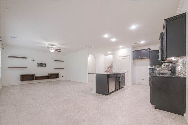 Building Photo - 2261 Oak Cir Dr N