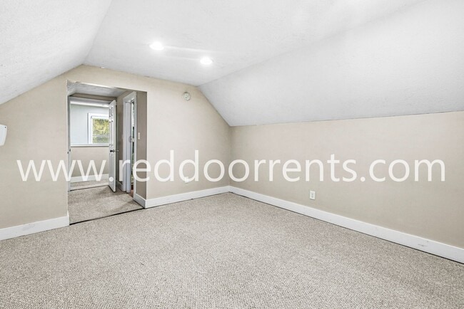 Building Photo - 2028 Hoyt Ave