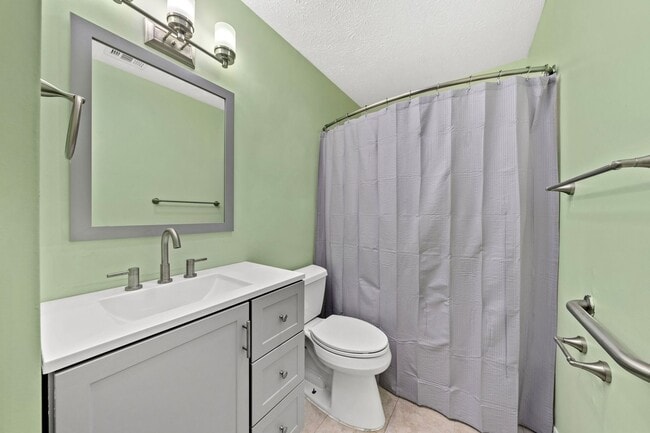 Building Photo - Charming 3Bed/2Ba Duplex Unit Convenient t...