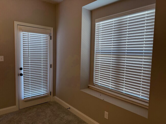 Building Photo - 4378 Parkcrest Dr