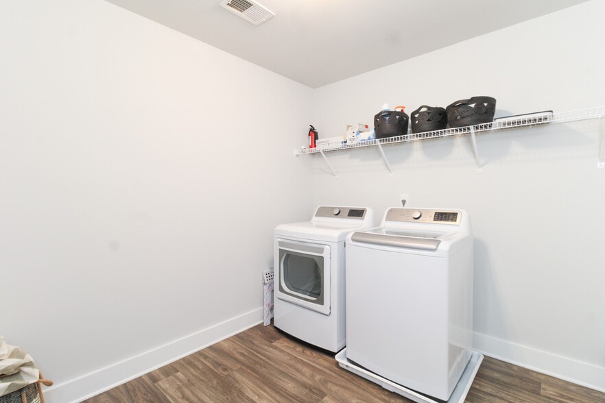 Building Photo - 421 Park W Blvd