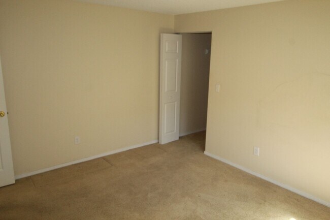 Building Photo - 108 E Weile Ave