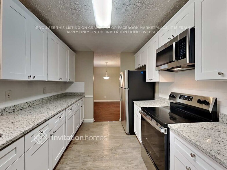 Building Photo - 940 Woodbridge Dr NE