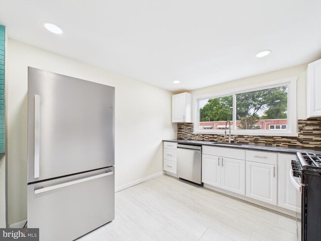 Building Photo - 2033 Valleyview Dr