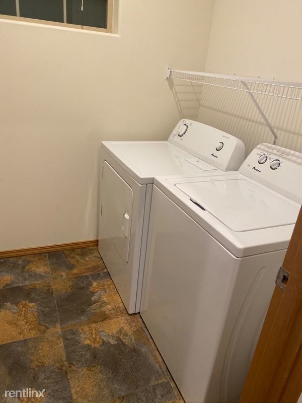 Building Photo - 2 br, 2 bath Townhome - 953 NW Circle Blvd